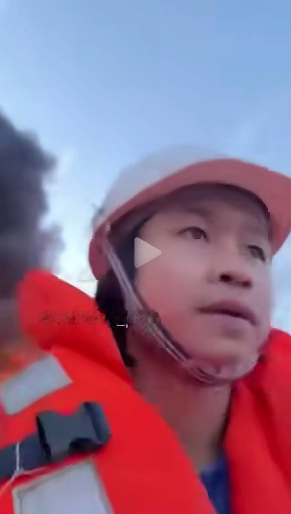 俄罗斯影子船队，运油货轮被乌克兰炸毁时船上疏散视频已经出来了。
        