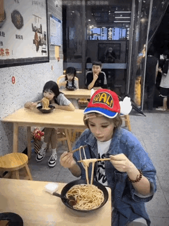 一镜三故事
一个面馆里的故事，前面的美女把面条当毛线，筷子当毛线针编织着面条，中
