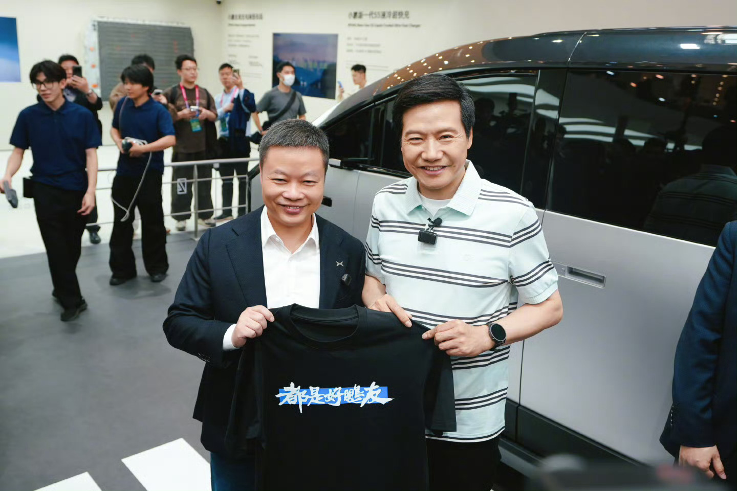 雷军这趟车展串门，四件T恤选得确实有水平。理想的“听我讲完”，用自嘲化解了那场舆