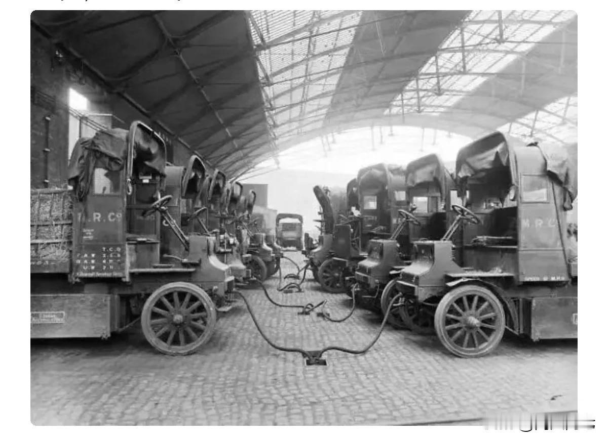 这是一张拍摄于1917年的照片，照片中电动汽车已经被广泛应用并在集中充电。
到底