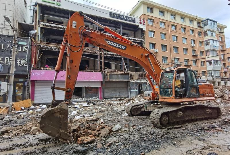 多家临街店铺一夜之间被砌墙封堵，这事儿听起来就离谱。想象一下，前一天还正常营业，