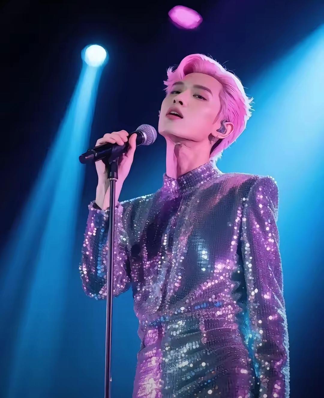 现在男性的装扮越来越让人不能理解了
直播跳舞穿成这样还能勉勉强强理解
但是穿成这