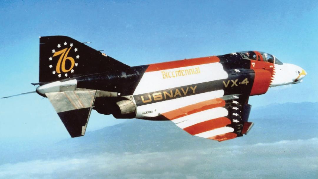 1976年，美国海军VX - 4中队的一架F - 4J，在美国建国200周年采用