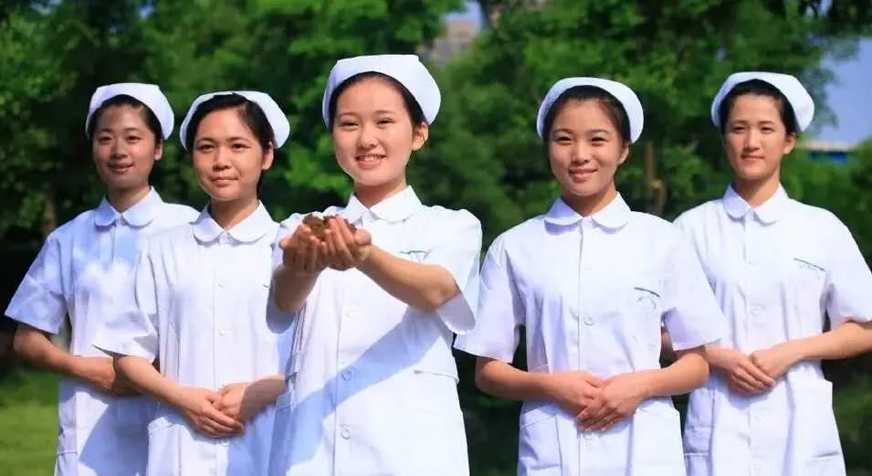 成绩决定了孩子可上的学校，但是决定不了孩子的未来，人生的第一次选择，完全把握在家