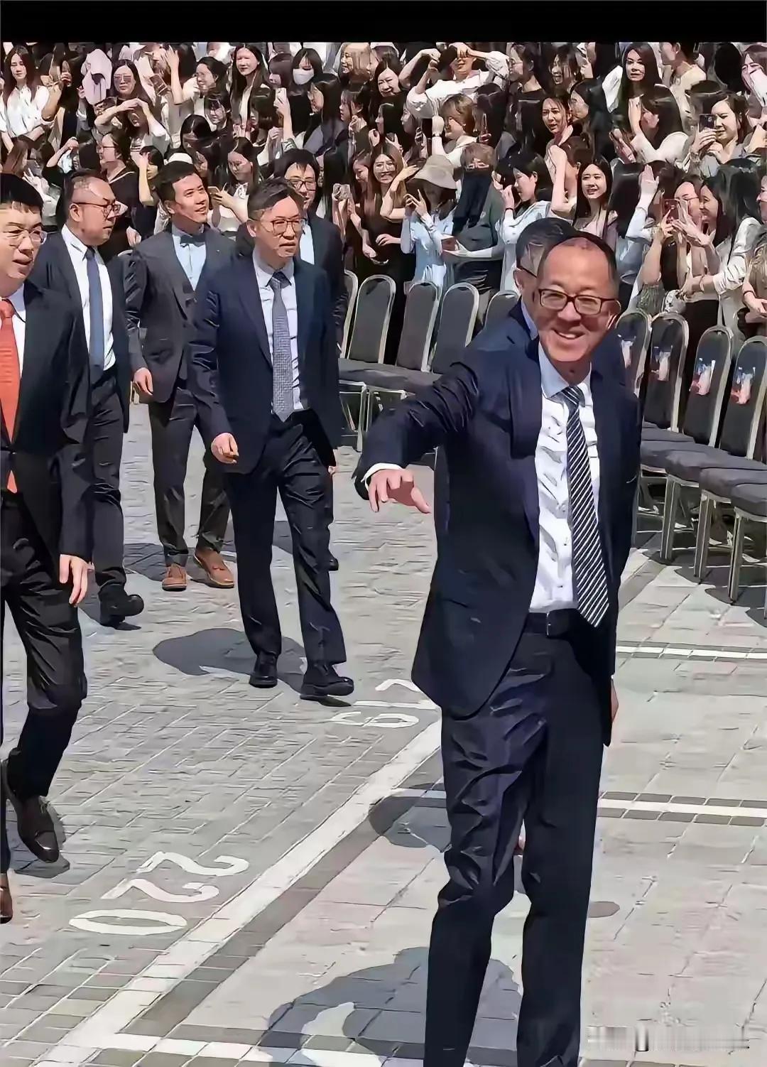 真是难得一见，俞敏洪还有这个范儿！