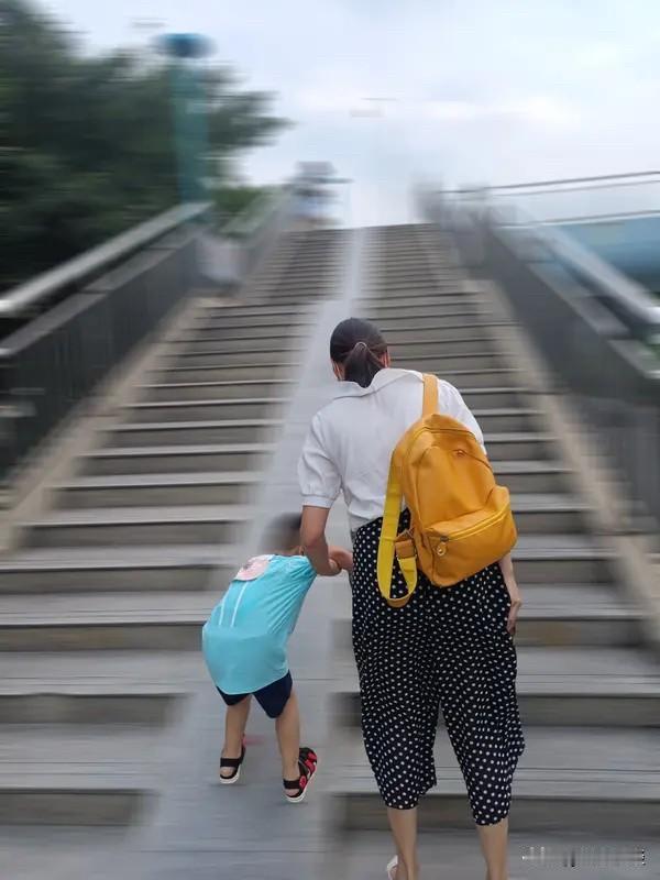 不能理解全职带娃10年离婚，只补偿10万，请个保姆都不止10万，难道连保姆都不如