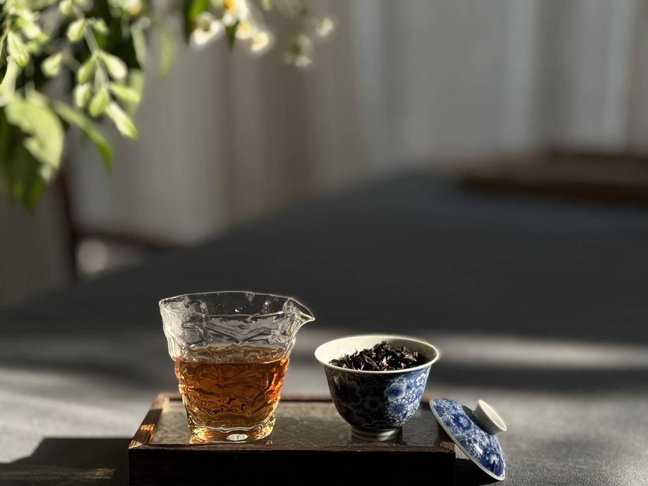 茶桌上最忌讳的3件事，不懂别乱做
第一，不问主人，随意乱动茶叶茶具。
不管是去别