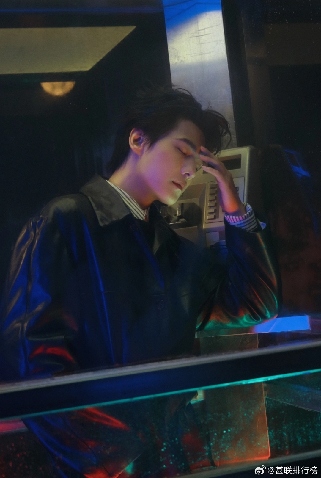 伦敦未必有杨洋忧郁杨洋摩登熟男风味本以为英伦大衣只会凸显成熟感，杨洋却完美平衡反