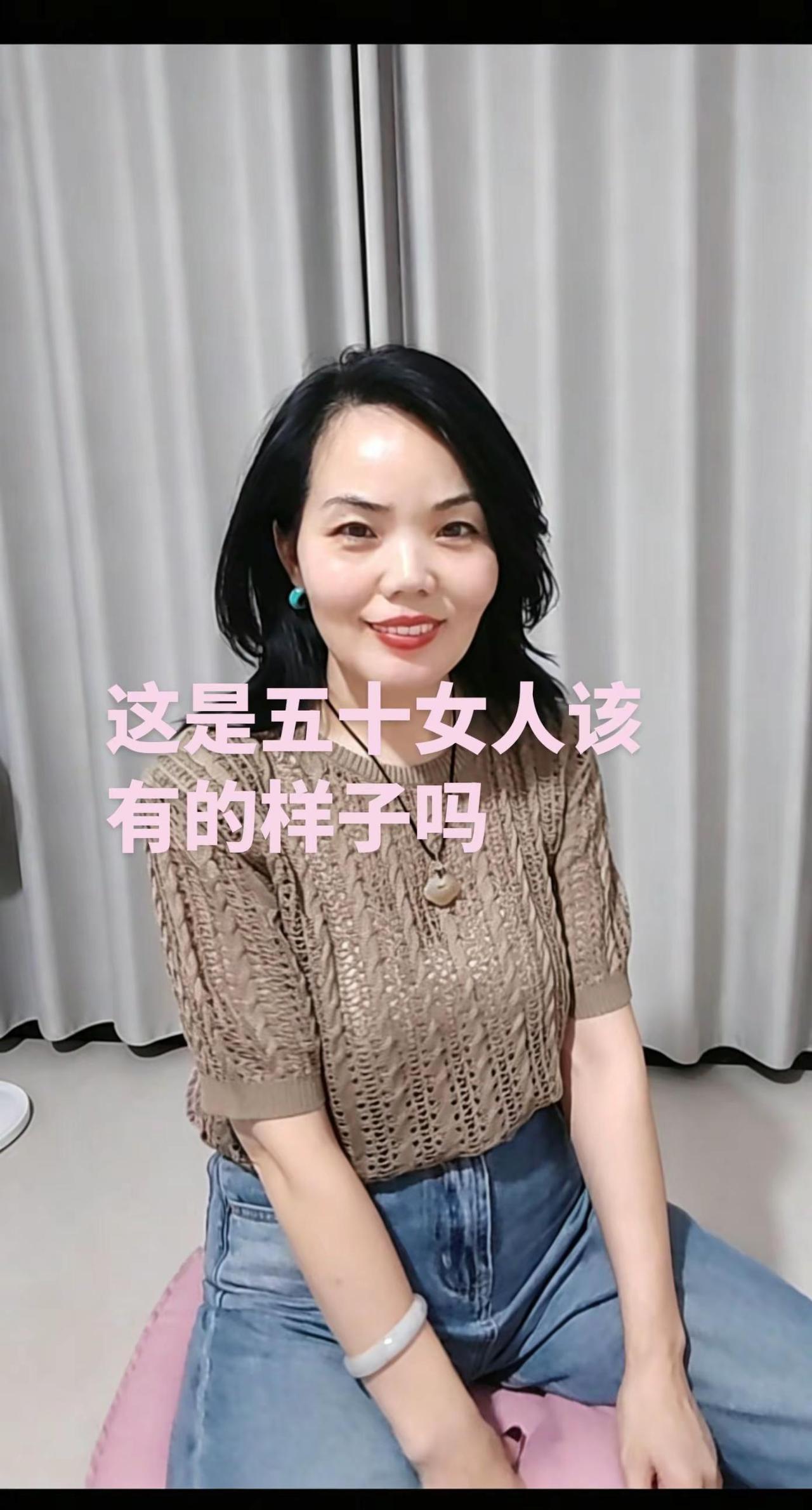 半生烟火，半生从容✨一件针织、一条牛仔，简单穿搭，藏着岁月沉淀的从容。不追潮流，
