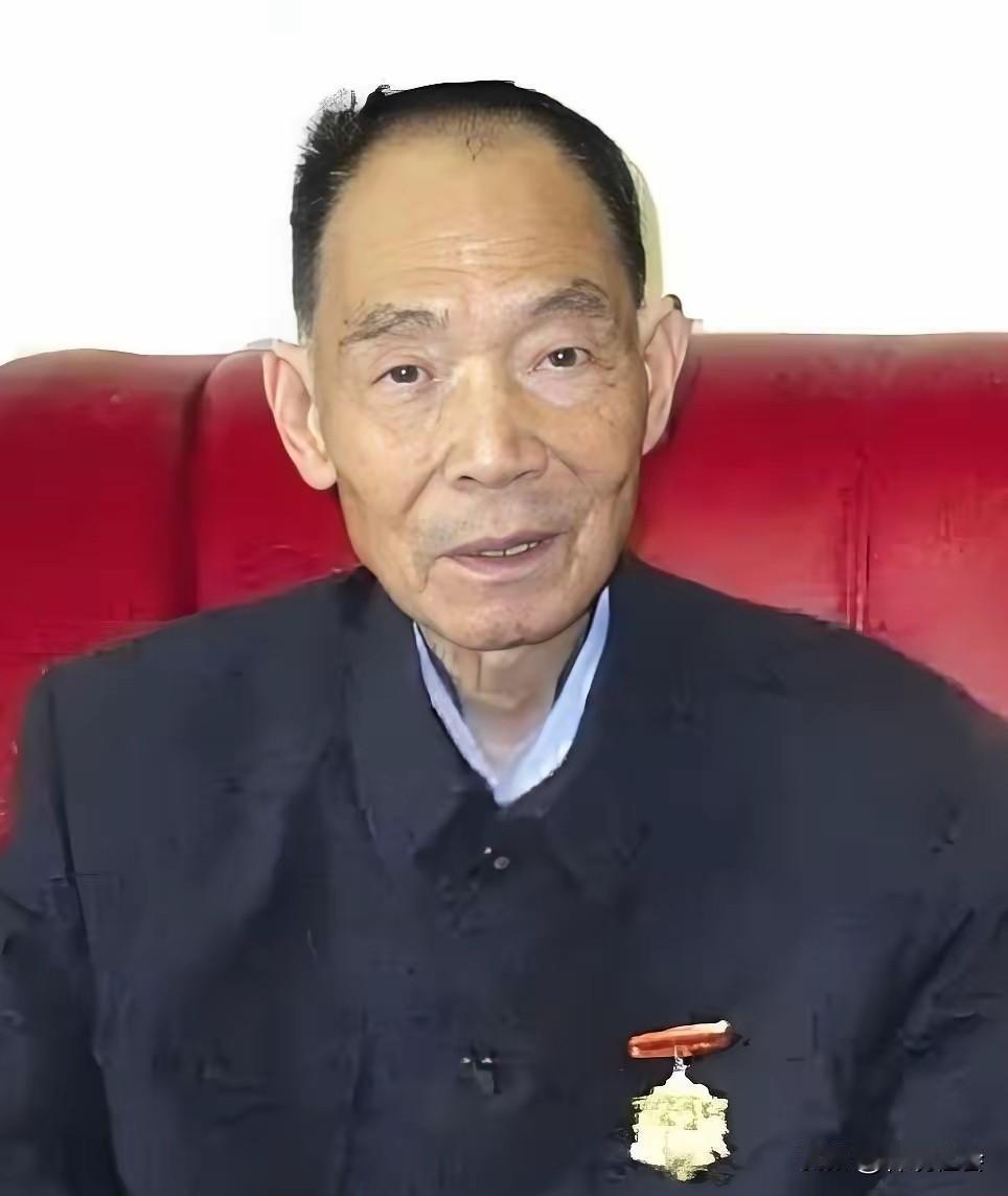 近日，看到网上热传的镇雄县交管队大队长雷某“KTV修心养性”的事件，想到了刚刚解