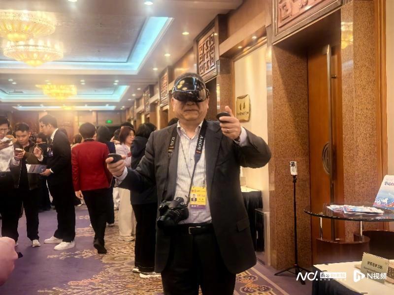 【#两会广东团开放日成体验场#!试玩AI八骏外媒记者直呼过瘾】#广东团开放日AI