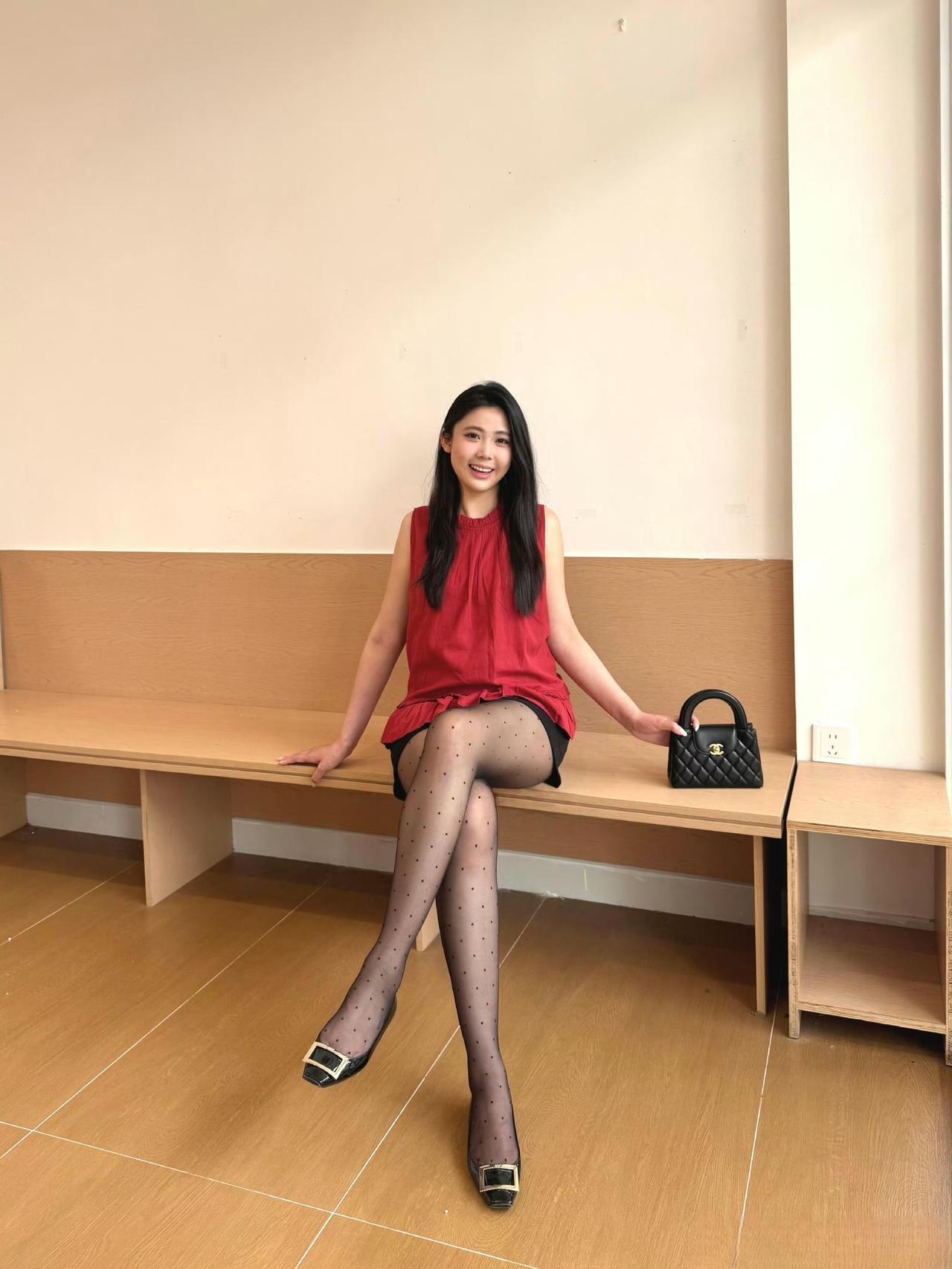 这套是“明艳甜酷风”穿搭，亮色+细节单品活力感拉满：
 
- 上衣选了酒红无袖荷