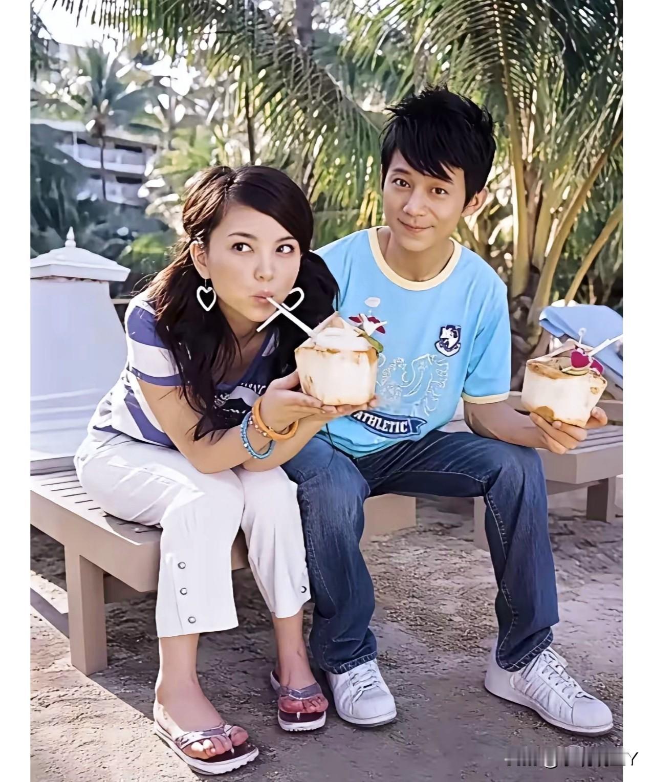 上世纪九十年代末，李湘与何炅年轻时的合影，年轻时候的李湘美丽大方，何炅阳光帅气。