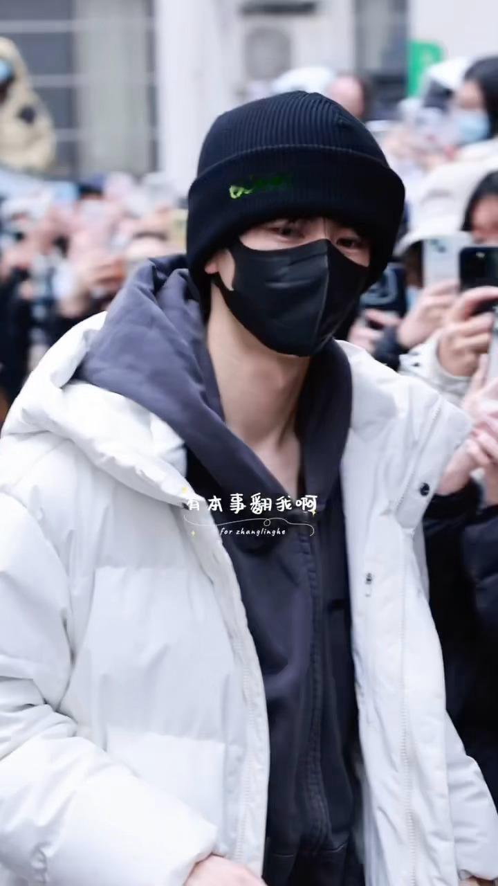 谁又惹哥酱开心了，情人节上班路上笑眯眯的看着饭撒牌，好温柔🥰🥰🥰🥰“人见