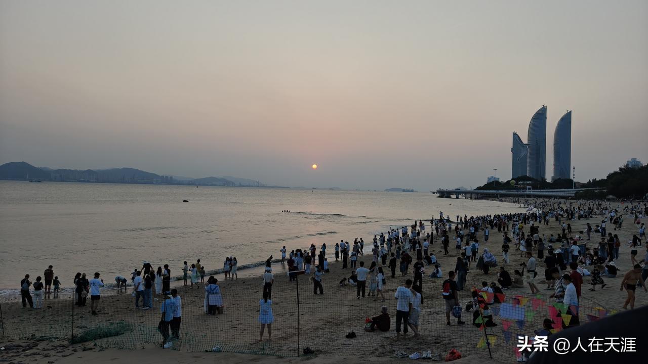 白城沙滩，等一场落日入海🌊
落日铺洒橘色海面，晚风漫过沙滩。
一侧是百年炮台，