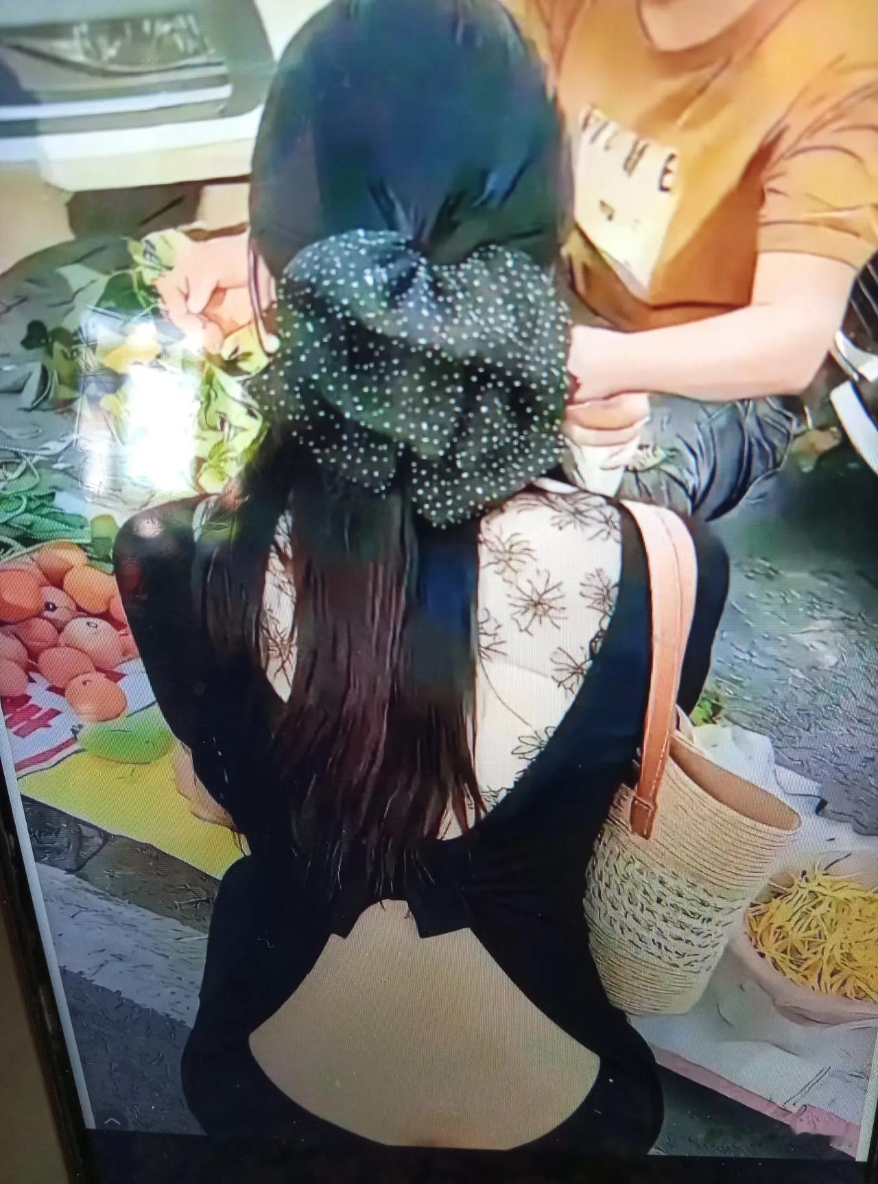 这小蛮腰这背影！太哇塞！漂亮迷人！好想看看正面是啥样！你们有和我一样的想法吗！