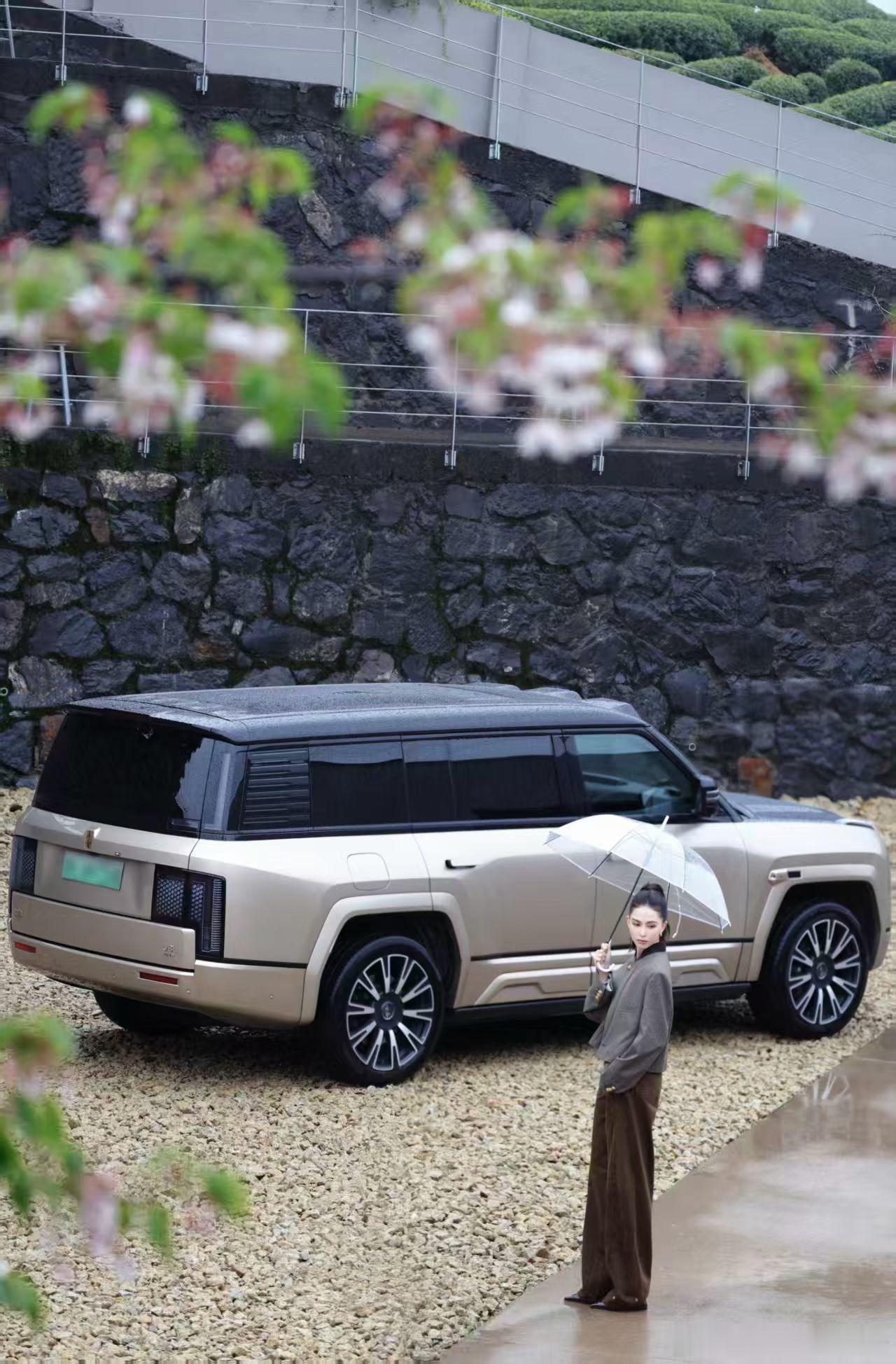 仰望汽车找来了昆凌代言昆凌×仰望U8L天王嫂这个气质人生值得一次仰望 昆凌在杭州