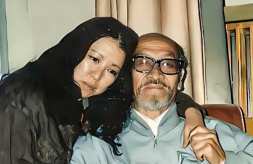 1990年，46岁的三毛跑到新疆，和76岁的王洛宾同居，王洛宾拒绝和她同房，三毛