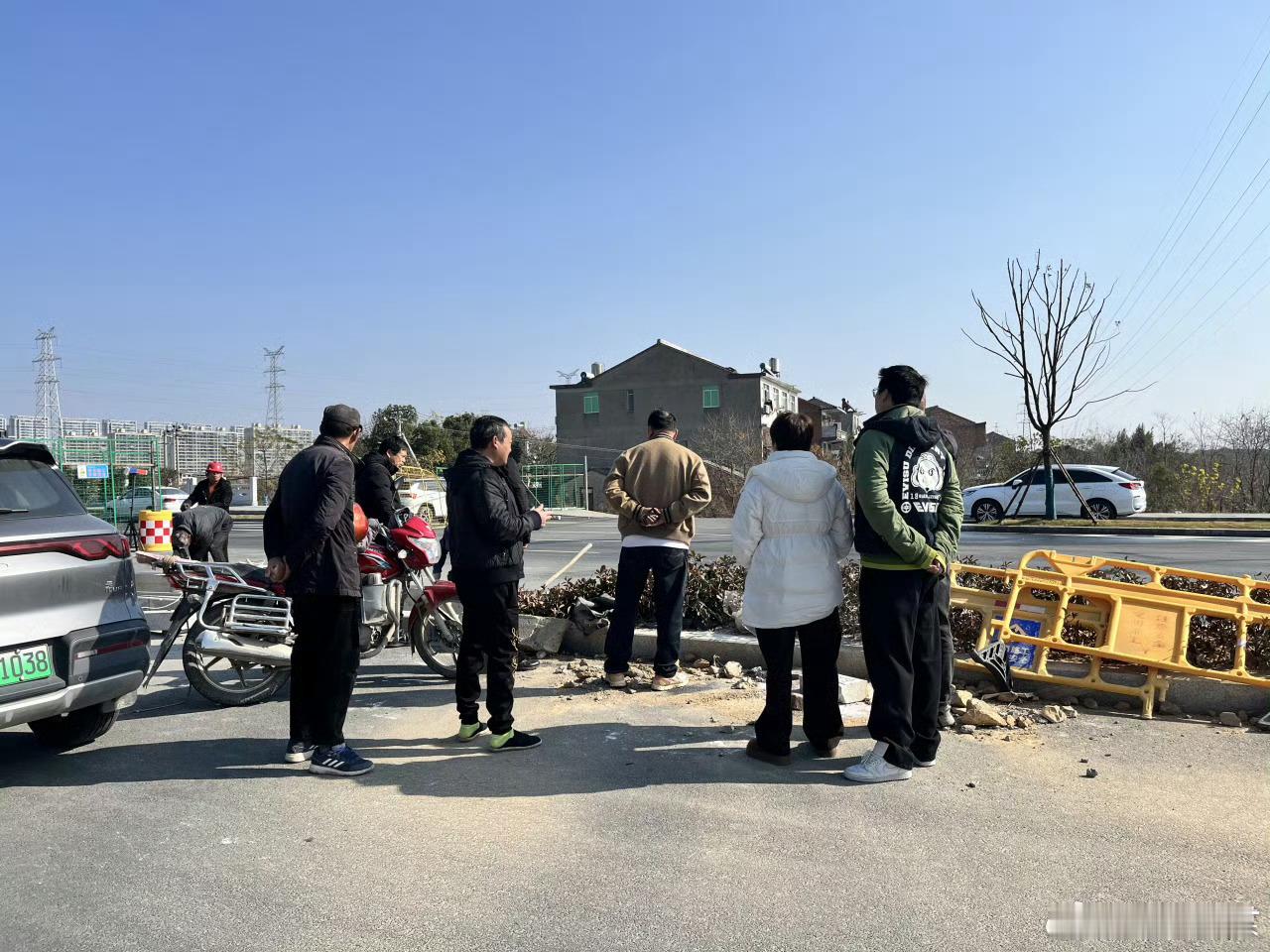 村路被拦台州网格打通出行最后一米椒江洪家网格员巡查发现村路施工阻行，快速协调各部