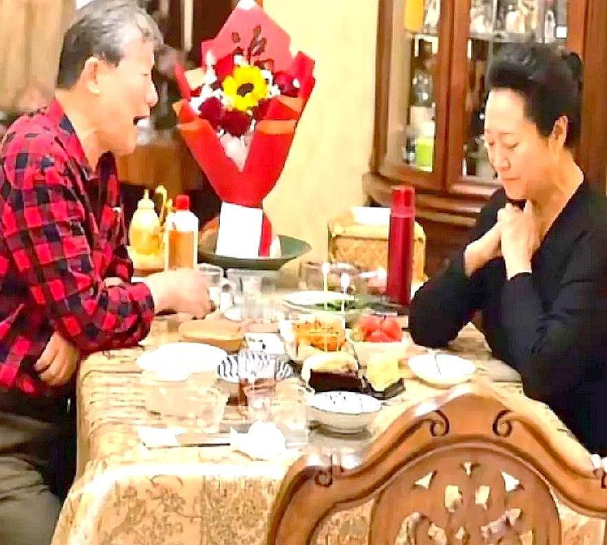 王丽云70岁生日宴上，前夫车晓彤也到场了。
两人离婚多年，还能坐在一起热热闹闹地
