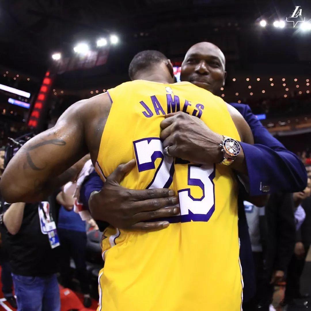 詹姆斯：2011年失利后那个夏天，我立刻联系了奥拉朱旺弥补自己不足，年轻球员别害