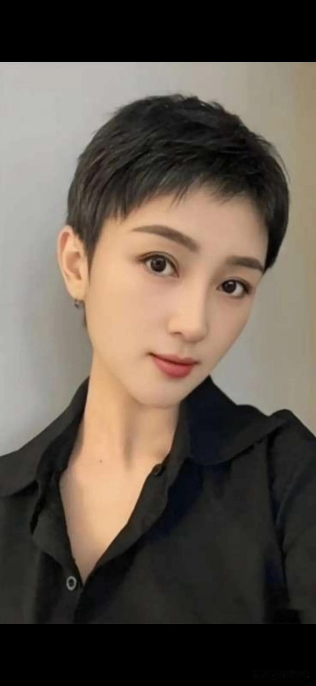 剪了短发，好像个假小子