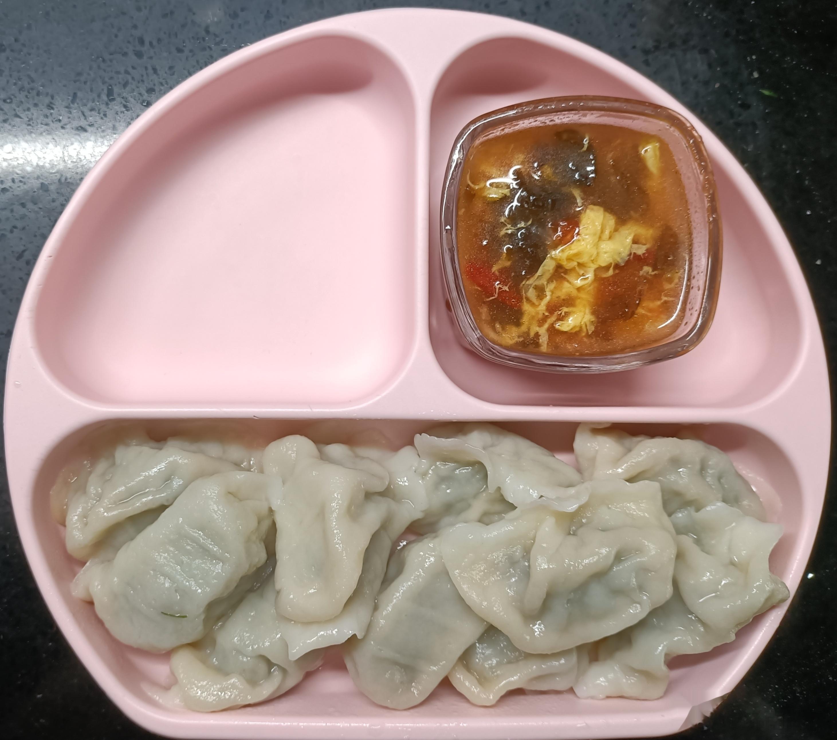 #糖糖的饭饭##科学育儿营养护航# 终于周末，糖糖在家吃饭，昨天午餐：猪肉茴香饺