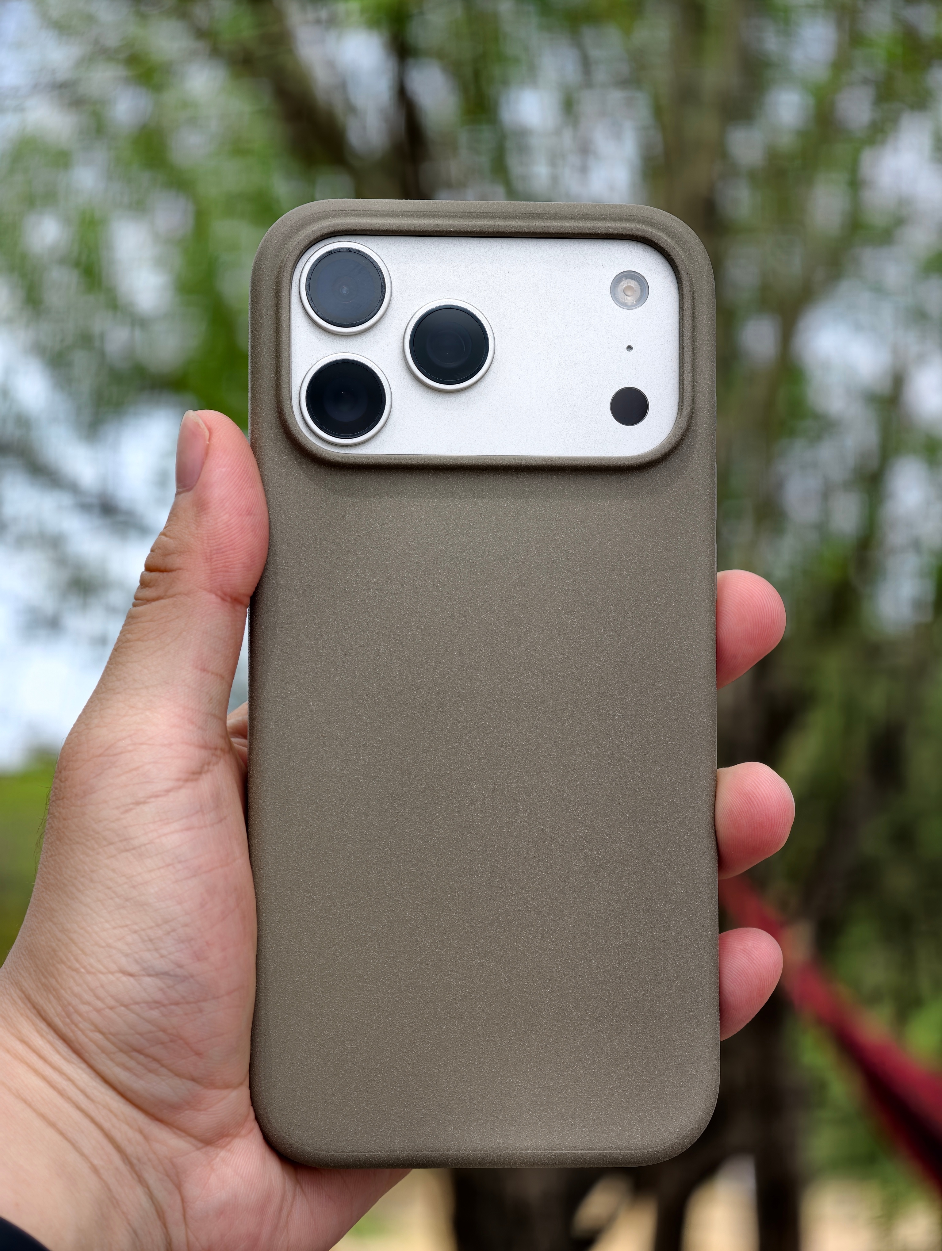 某宝『莱选』砂岩颗粒感磨砂全包磁吸壳，For iPhone 17 系列。手感相当