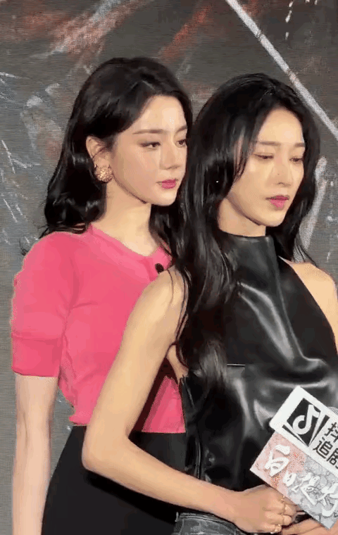 俩美女是没商量好吗？热巴手搭在张俪身上，竟当场把人家整害羞了，一开始画风氛围都挺