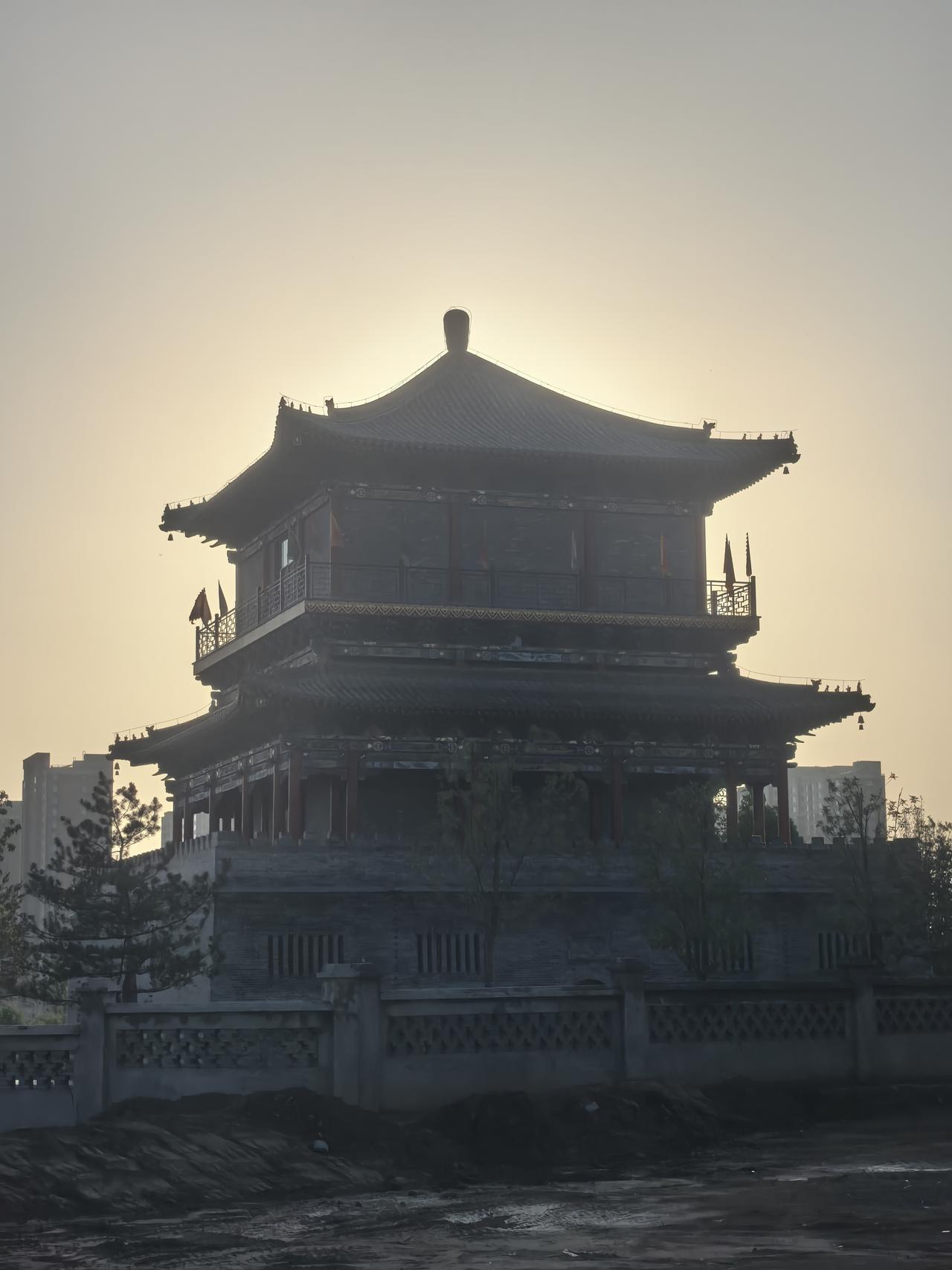 楼阁耸翠烟，古韵入诗篇。
这是一幅多么熟悉的画面啊！