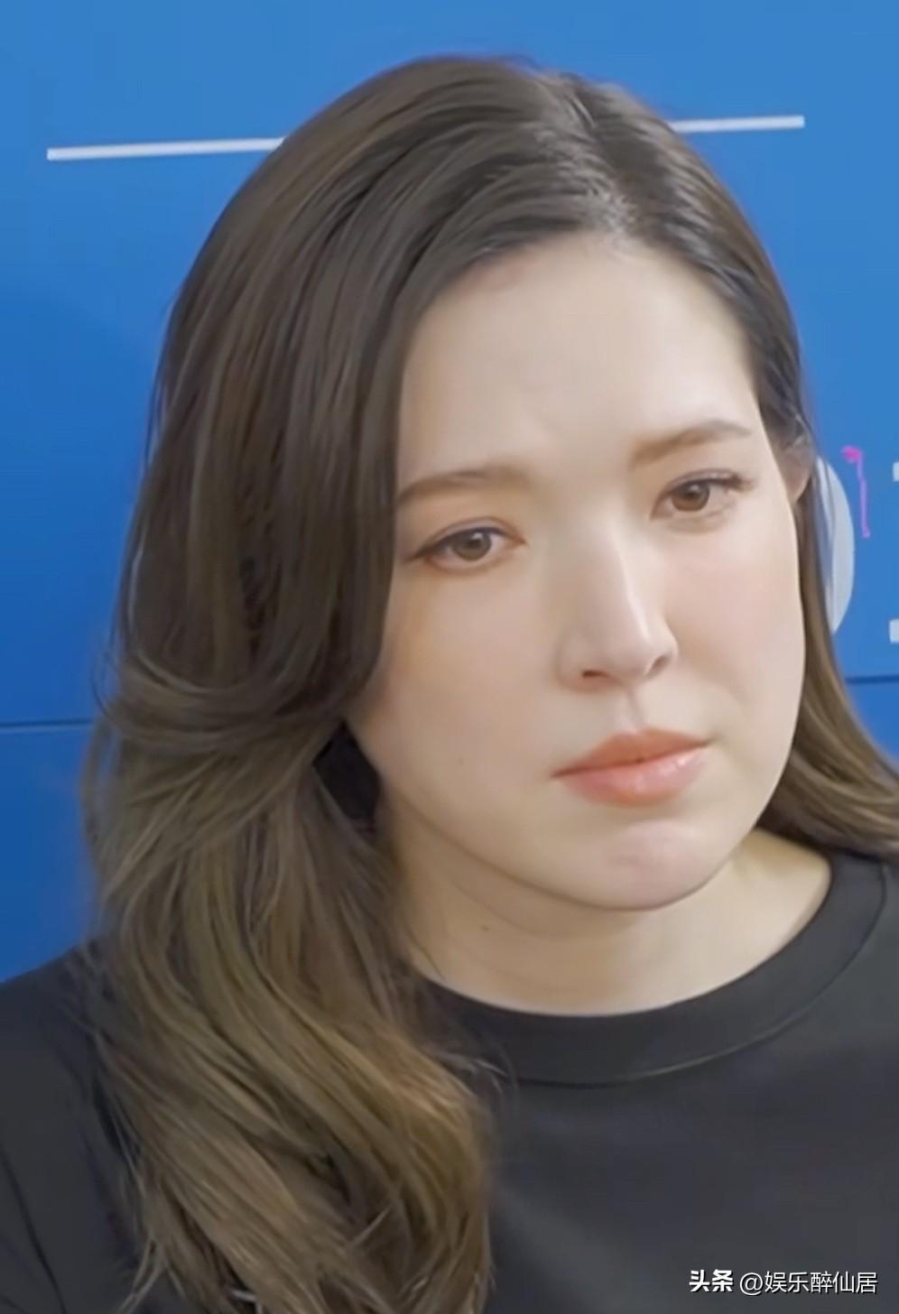 女人还真不能乱生孩子，你看许玮甯就知道了，两眼空洞无神？
老话没错一孕傻三年，本
