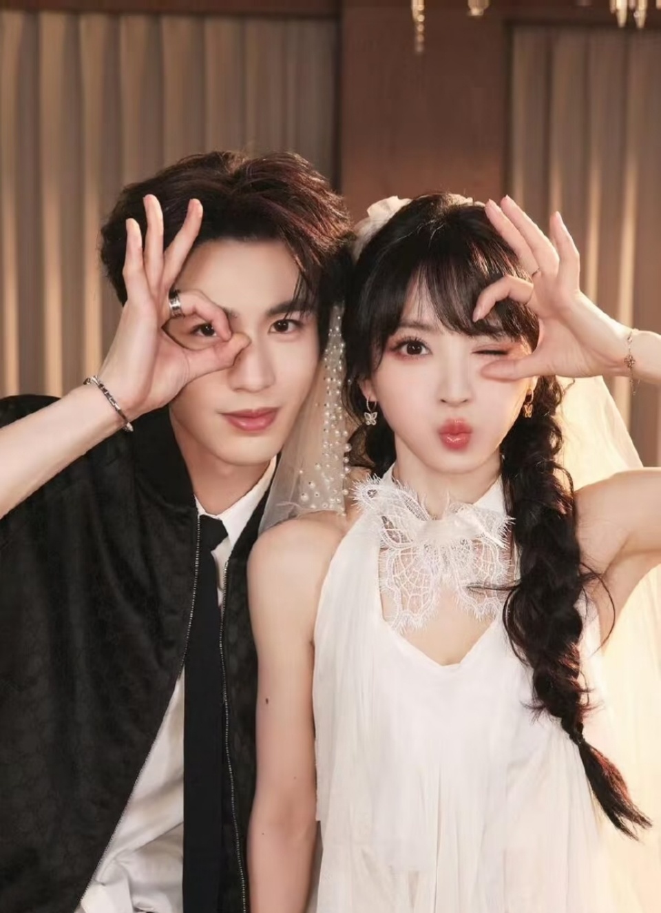 张凌赫田曦薇见面了张凌赫田曦薇庆功宴见面了 张凌赫田曦薇见面了 我要开始磕了磕了