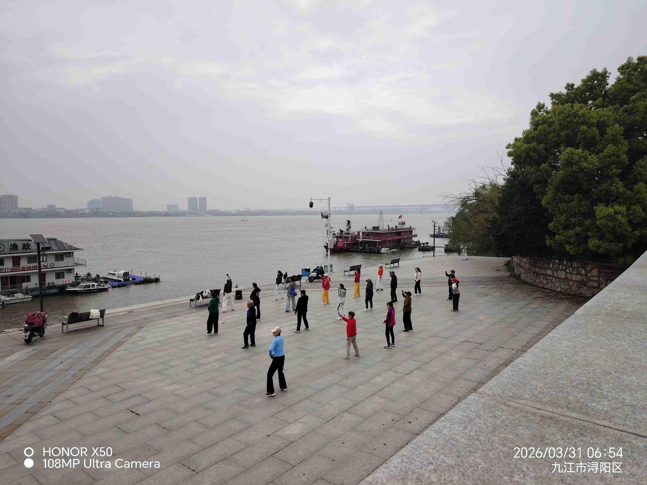 我的今日状态：😁轻松愉快
我这里的天气：🌤️多云3月31日长江岸边晨练打卡