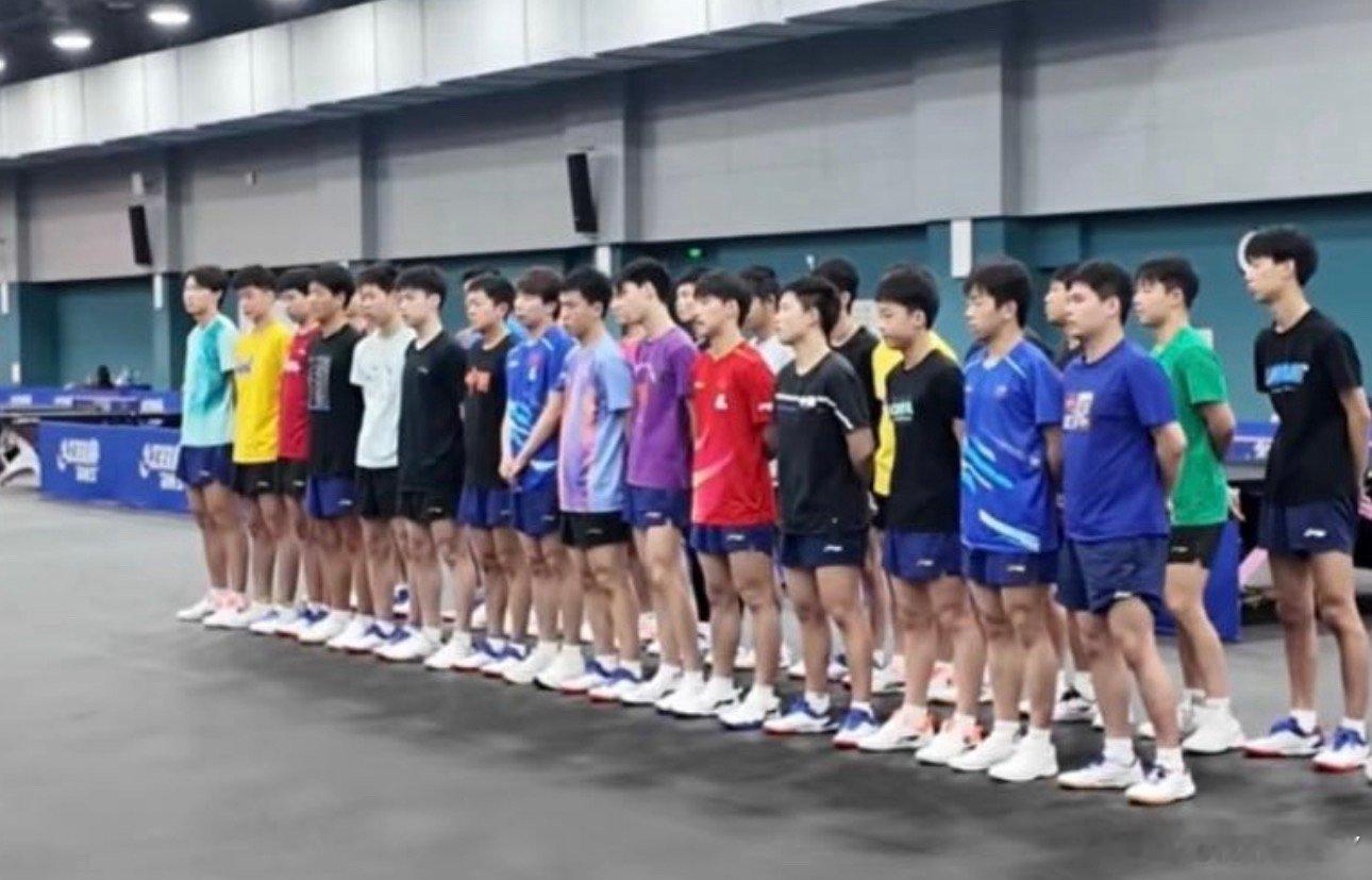 我就说前面这一排怎么这么矮 仔细一看国青的