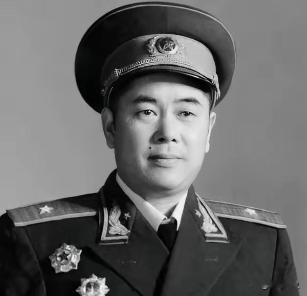 1985年，福州军区被撤，司令员江拥辉远赴北京开会
从北京回到福州以后，江拥辉的