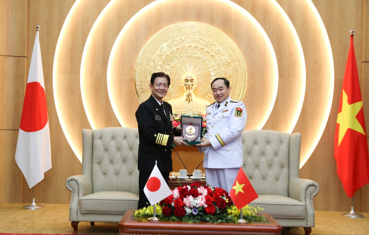 海自幕僚长应邀访问越南海军总部