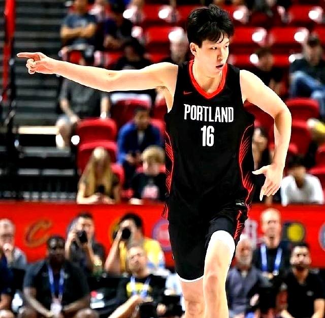 杨瀚森这新秀赛季，真有点意思！G联赛当大腿，NBA当挂件。
 

开拓者打马刺，