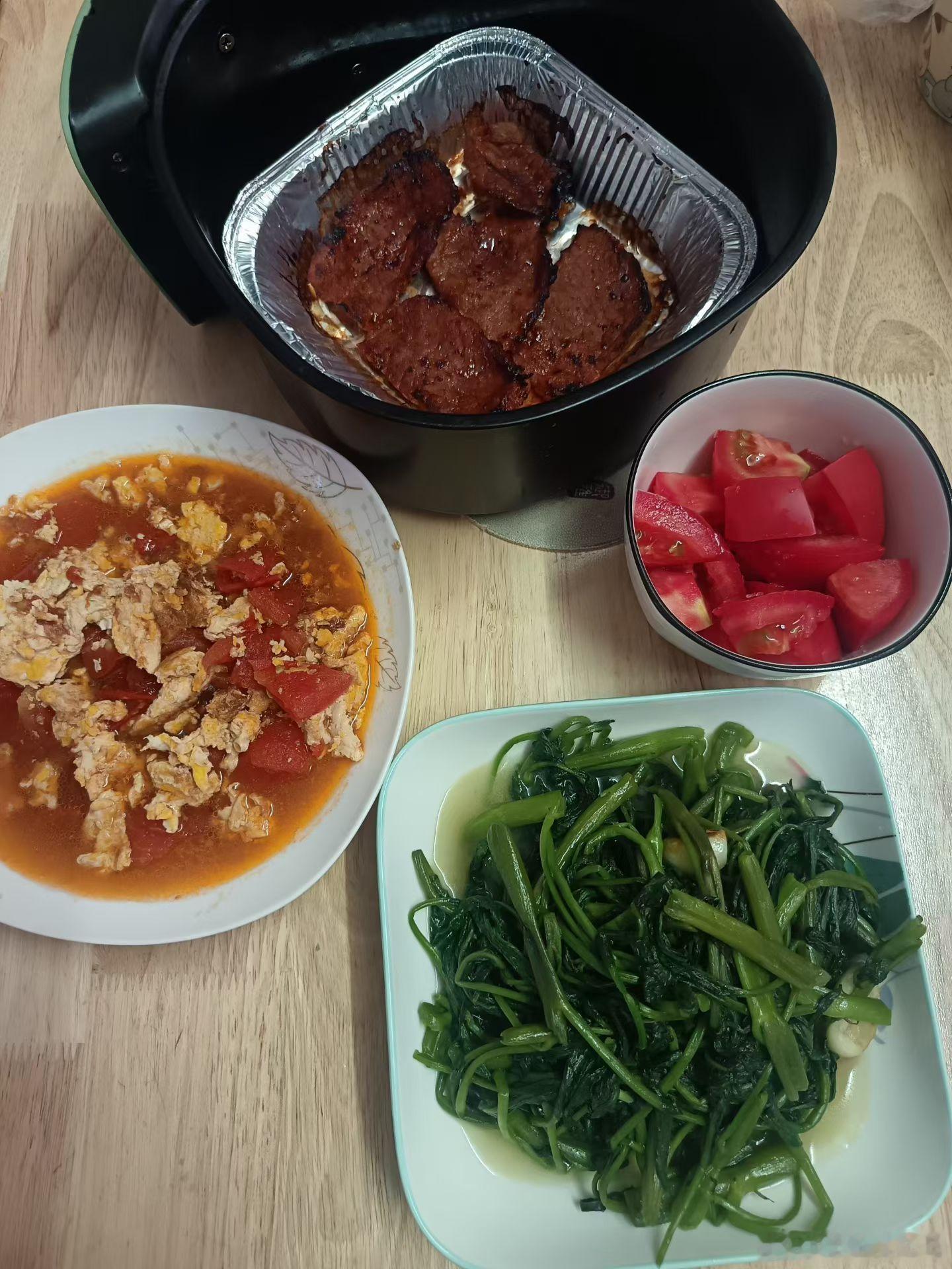 儿子在家吃饭，就得荤素搭配。 