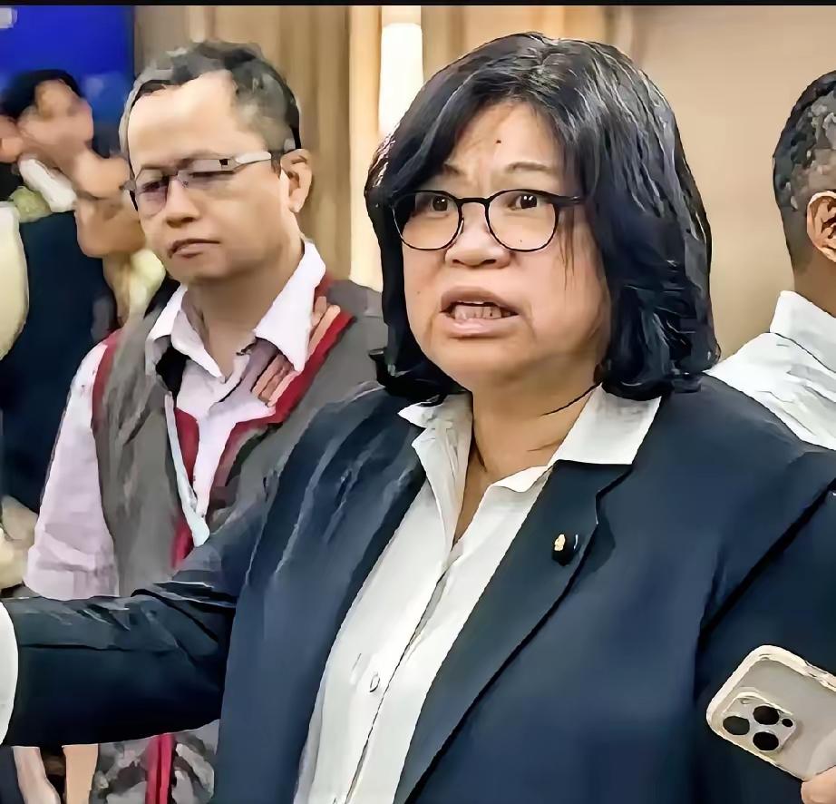 怪不得台独分子王美惠不知道自己的祖籍是哪里？因为她自己是男性还是女性都不知道！一