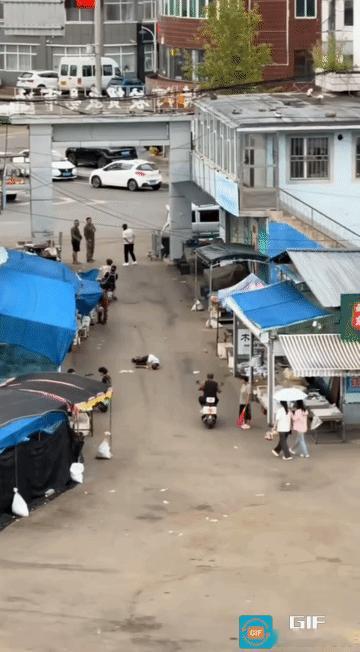 十分钟！老人菜市场倒地无人敢扶！”吉林某农贸市场，一人突然倒地，来回碾压群众围观