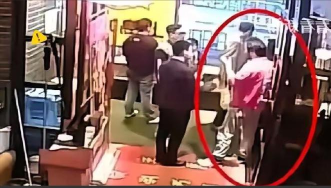 嚣张！三名印度游客在和平饭店一顿吃掉7986元，吃饱喝足不肯全额结账，张口就说只