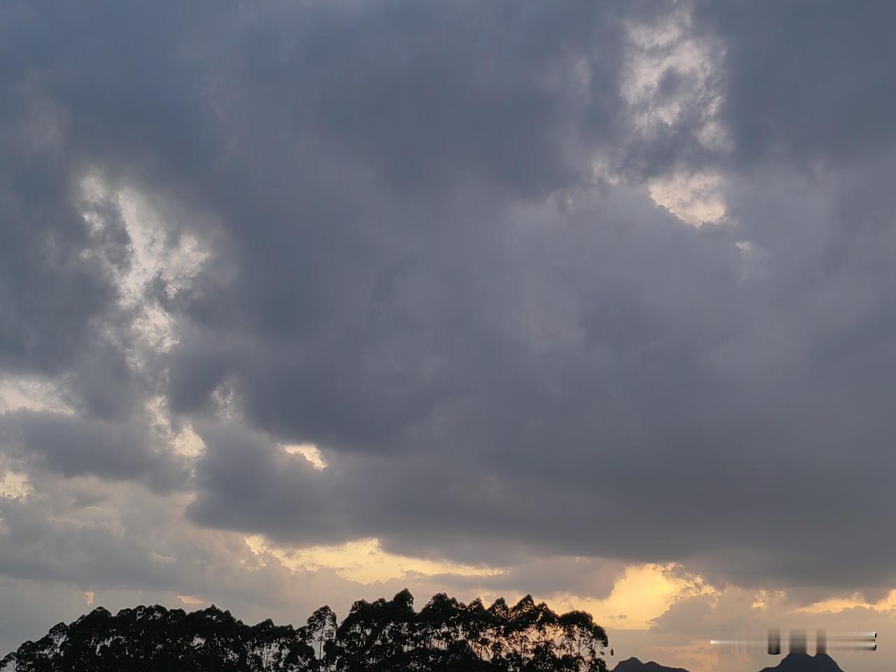 《这一拜》，一开口就天崩地裂，鸟鸟地回肠荡气又有点往下掉的腔调，抑扬顿挫地感叹一