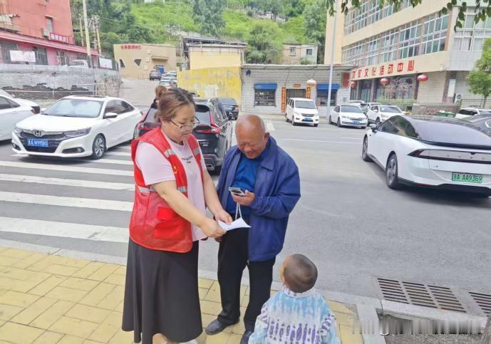 政策宣讲暖银发！万柏林区官地社区普及养老补贴惠民政策
 
近期，太原市万柏林区白