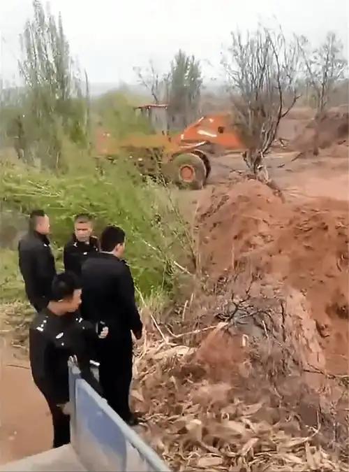 原村支书驾铲车推土埋村民被刑拘：暴力不是解决纠纷的方式

近日，一段“山西代县原