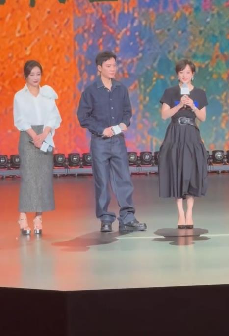今天孙俪和秦海璐以及冯绍峰一起出席活动，三位搭配的都很有特色，看上去也都很年轻。