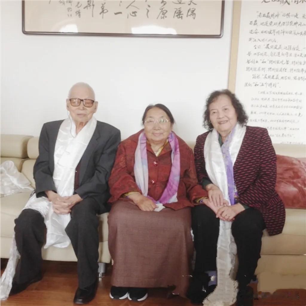 2018年11月5日，阴法唐将军（左一）与夫人李国柱（右一）在北京家中同桑顶.多