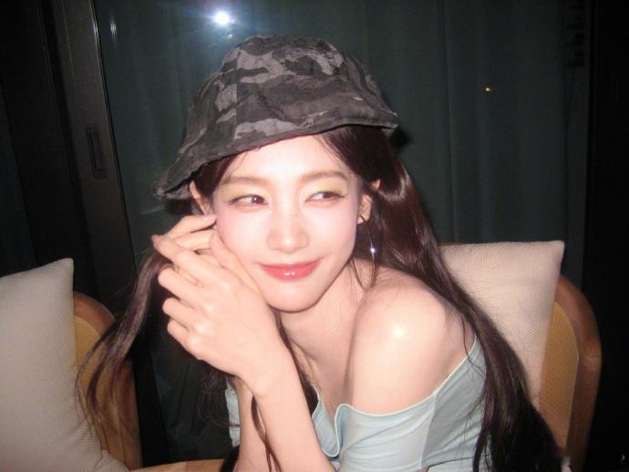 李一桐[超话] 心情不好的时候看见这张美脸就什么都晴朗了 ​​​