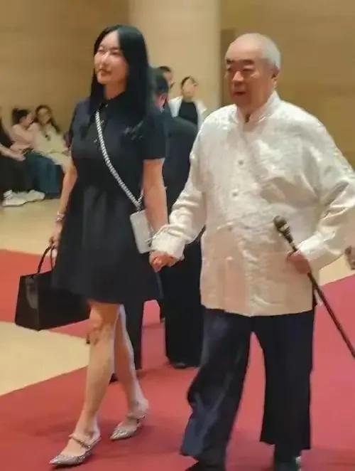 我确定了
徐萌对87岁的范曾是真爱
不然，不会在他87岁时还敢给他生孩子


