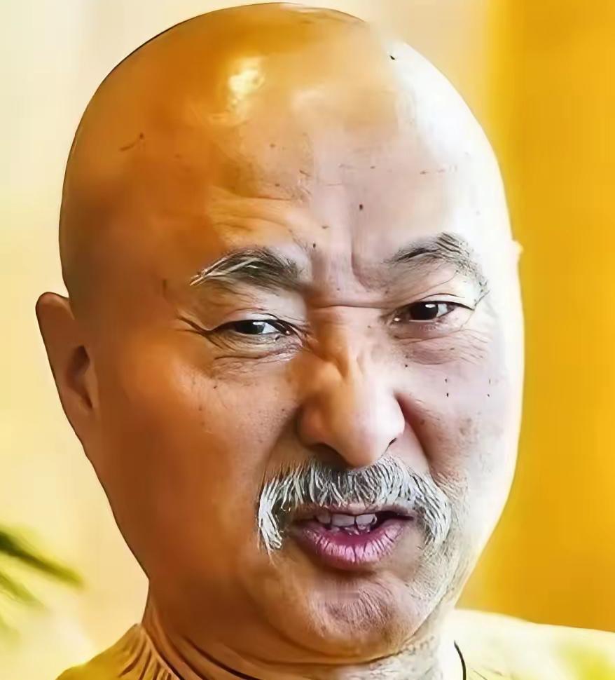 有人说陈强“只能演配角”，显然是对表演艺术的误读。他塑造的黄世仁，其反派魅力竟能