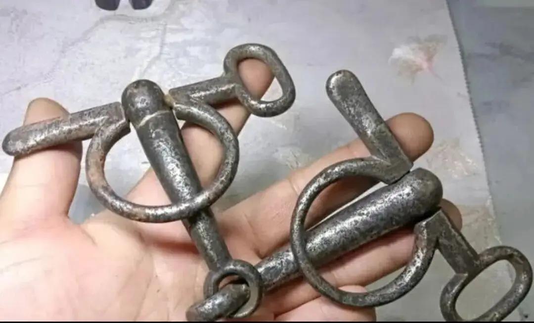 古董铁链，历史的见证者。这可是个老古董，知道是干什么用的吗？[作揖][玫瑰]